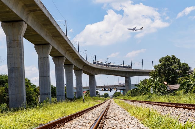 Selon plusieurs rapports publiés ce 3 juillet, un billet d’avion apparaît deux fois et demie moins cher qu’un trajet en train lorsqu’il s’agit de se rendre dans un pays étranger.