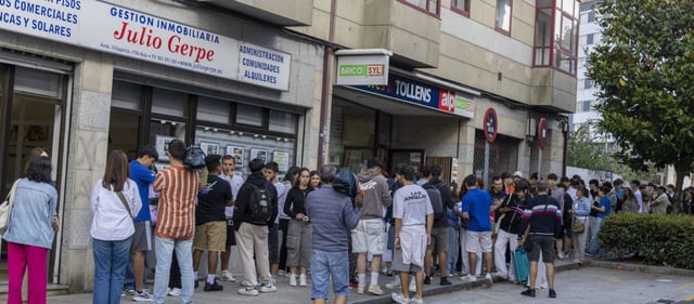 Colas desde las cinco de la mañana para encontrar piso  | JESÚS PRIETO