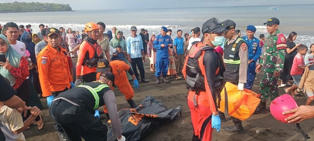 El cuerpo de una víctima, en una playa de laisla de Bali.