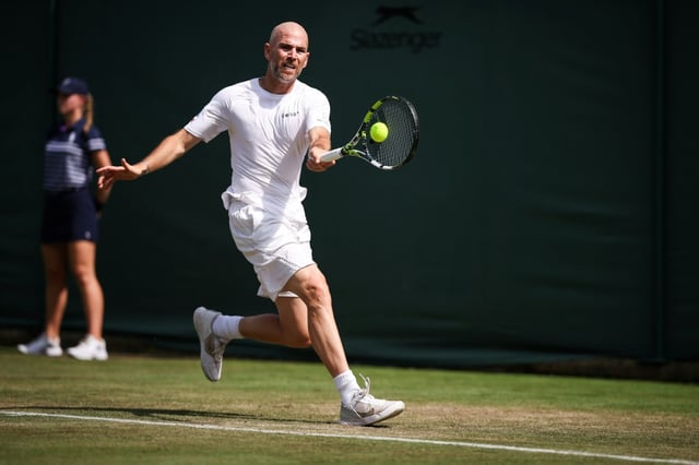 Le Français Adrian Mannarino, lors de sa victoire au 2e tour de Wimbledon contre son compatriote Valentin Royer, le 2 juillet 2025 à Londres
