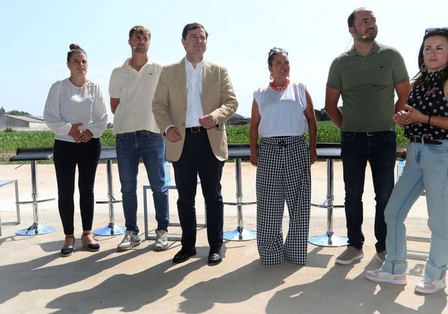 Alfonso Fernández Mañueco, junto a varios jóvenes agricultores y ganaderos en Quintana del Puente (Palencia)