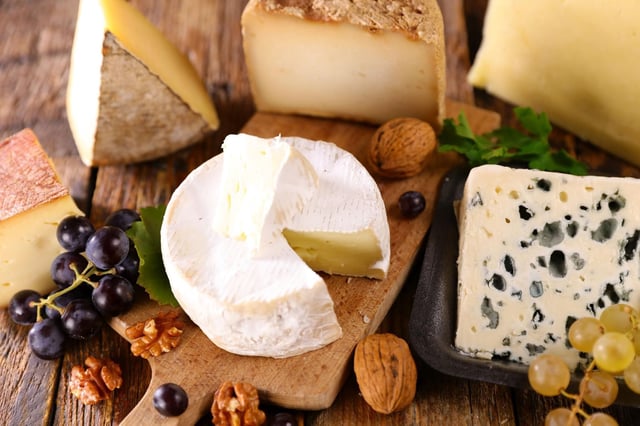 Alors qu’Emmanuel Macron est en visite à Roquefort-sur-Soulzon ce jeudi 3 juillet 2025, testez vos connaissances sur les fromages français.