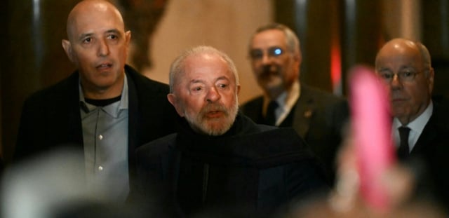 Le président brésilien Luiz Inacio Lula da Silva (C) arrive à l'ambassade du Brésil à Buenos Aires le 2 juillet 2025, à la veille du 66e sommet du Mercosur