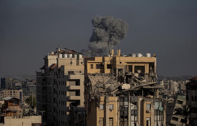 Una columna de humo sobre un edificio de Gaza City, durante un bombardeo de Israel, este miércoles.