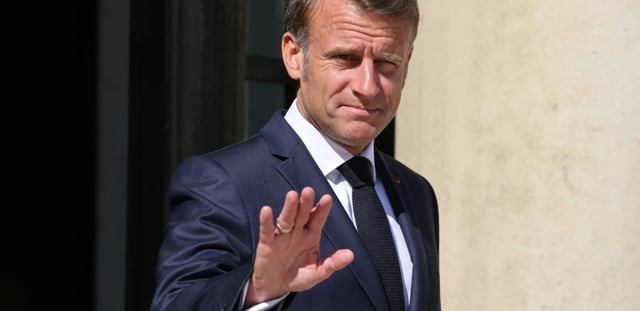 Le président français Emmanuel Macron fait un geste de la main au palais de l'Elysée, à Paris, le 1er juillet 2025