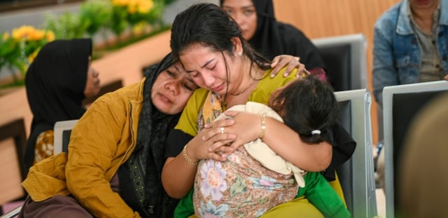 Des proches attendent des nouvelles de l'opération de recherche après le naufrage d'un ferry au large de l'île indonésienne de Bali, qui a fait plusieurs dizaines de disparus, à Banyuwangi, dans l'est de Java, le 3 juillet 2025