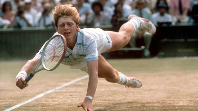 Der 17-jährige Boris Becker hechtet während des Turniers in Wimbledon im Juli 1985 hinter einem Ball her.