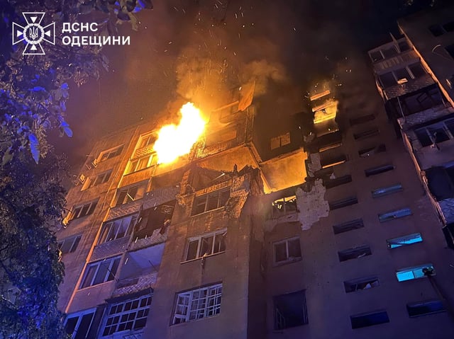 Une vue montre un immeuble d’appartements touché par une frappe de drone russe, au milieu de l’attaque de la Russie contre l’Ukraine, à Odesa, Ukraine, le 3 juillet 2025.