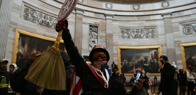 Des partisans de Donald Trump entrent dans la Rotonde du Capitole des États-Unis le 6 janvier 2021, à Washington