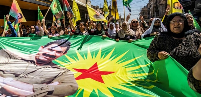 Des Kurdes syriens manifestent à Qamishli pour exiger la libération du fondateur emprisonné du PKK, Abdullah Ocalan, en Turquie, le 29 mai 2025