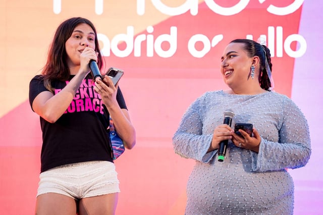 Yeseni habla al público en Madrid.