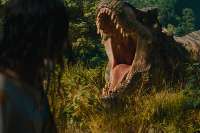 Luna Blaise und ein T-Rex in „Jurassic World – Die Wiedergeburt“