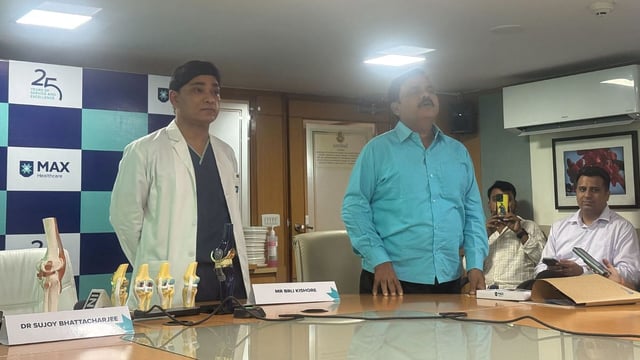 Dr Sujoy Bhattacharjee (L) and Brij Kishore, who underwent the knee replacement surgery, at the press briefing in Delhi Wednesday | Mrinalini Dhyani | ThePrint