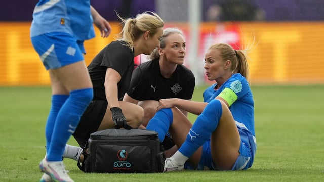 Islands Star Viggósdóttir (30) kämpft mit Magenproblemen während EM-Spiel gegen Finnland.
