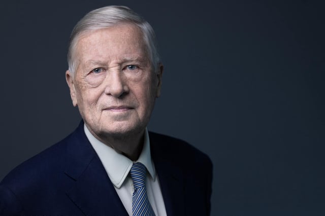 Alain Duhamel pose au siège de la chaîne de télévision BFM à Paris le 9 avril 2025.