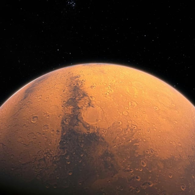 Der Planet Mars im Weltall. Ein Meteorit des Roten Planeten wird bald versteigert.