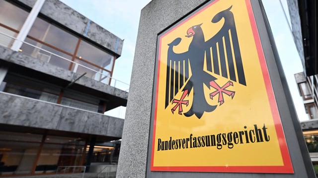 Schild des Bundesverfassungsgericht in Karlsruhe