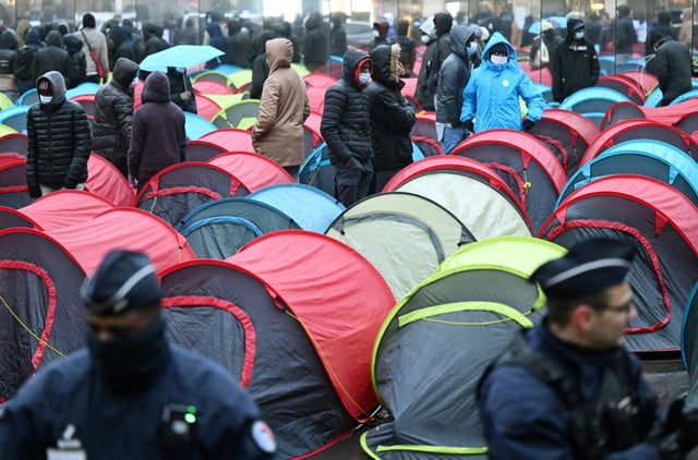 Mobilisation à Paris devant le Conseil d'Etat pour demander une meilleure prise en charge des enfants migrants mineurs non accompagnés, le 2 décembre 2022