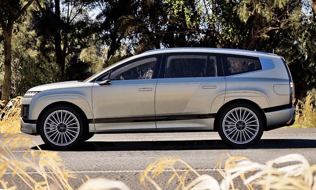 Abgerundete Ecken, klare Linien und eine nach hinten abfallende Dachkante verleihen dem E-SUV einen Hauch von Dynamik. Konträr dazu sind die Radkästen betont und verstärken den robusten Eindruck.