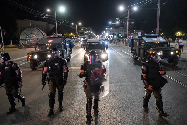 Law enforcement officers stand guard during road blockades organised by students and anti-government demonstrators demanding snap elections and release of arrested protestors, in Belgrade, Serbia, July 3, 2025. REUTERS/Amir Hamzagic
