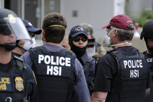 Federal agents move in to re-open the Immigration and Customs Enforcement (ICE) office in Portland, Ore., on June 28, 2018.
