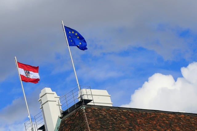 Als erstes EU-Land seit Jahren hat Österreich am Donnerstag einen Straftäter nach Syrien abgeschoben. Die Abschiebung sei "Teil einer harten und damit gerechten Asylpolitik", erklärte Innenminister Gerhard Karner.