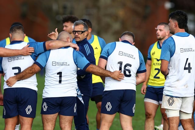 Les joueurs du XV de France à l'entraîneement autour du sélectionneur Fabien Galthié (C) à Auckland le 2 juillet 2025, à trois jours du test-match contre les All Blacks