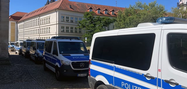 Der Verdacht lautet auf unzulässige Fraktionszulagen: Mit zahlreichen Beamten hatte die Polizei das Landtagsgebäude von Sachsen-Anhalt durchsucht
