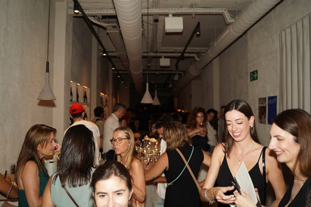 Artistas, emprendedores, activistas, cantantes, y profesionales creativos, en la fiesta de aniversario de Maldita Barra, el espacio gastrocultural de Rosselló, 242, en Barcelona.