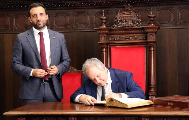 Hereu firma en el Libro de Honor frente a Darío Moreno..
