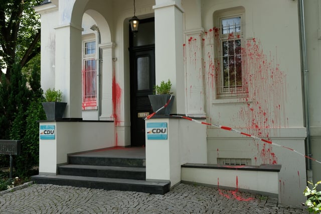 Rote Farbe ist nach einem Farbanschlag auf die Hamburger CDU-Zentrale am Gebäude zu sehen.
