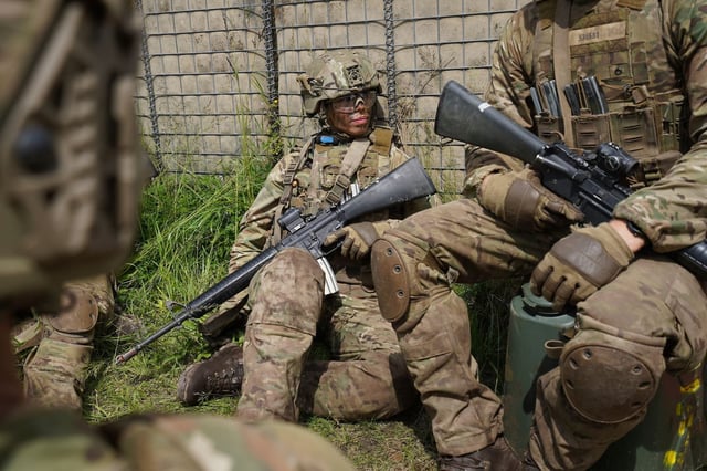 Une femme membre des forces armées participe à un exercice dans une zone d'entraînement près de Hovelte, au Danemark, le 11 juin.