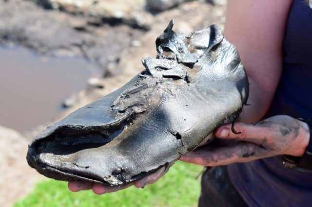 Une photo du 19 juin 2025 fournie par le Trust Vindolanda montre une chaussure découverte lors de fouilles près du Fort Magna, site romain dans le nord-est de l'Angleterre
