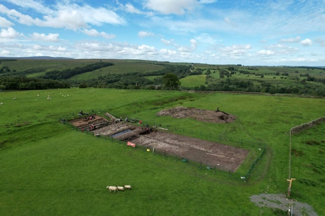 Une photo aérienne datant du 18 juin 2025 fournie par le Trust Vindolanda montre le site de fouilles au Fort Magna, ancien fort romain près de Greenhead, dans le nord-est de l'Angleterre