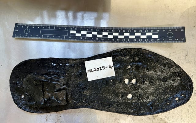 Une photo du 19 juin 2025 fournie par le Trust Vindolanda, montre une semelle de chaussure en cuir de grande taille, découverte lors de fouilles au Fort Magna, un site romain dans le nord-est de l'Angleterre