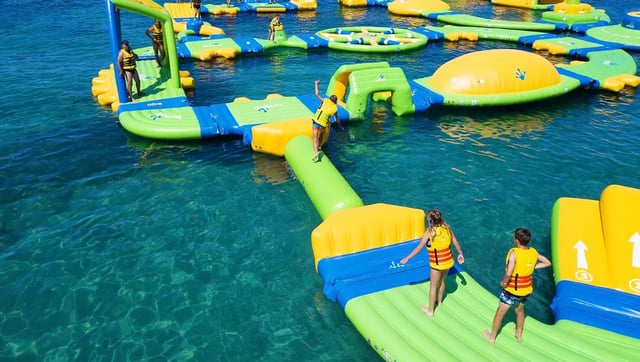 Quelques heures seulement après l’ouverture du parc, toboggans, pistes de glisse et jeux flottants ont dû être démontés.