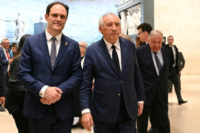Le président du Crif Yonathan Arfi, à gauche, et le Premier ministre François Bayrou, à droite, au dîner annuel du Crif le 3 juillet 2025, à Paris