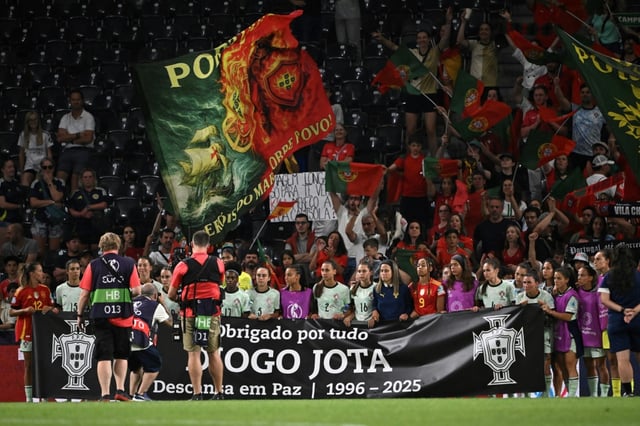 L'hommage rendu à l'interntional portugais de Liverpool Diogo Jota et à son frère, morts dans un accident de la route, lors du match de l'Euro féminin Espagne-Portugal (5-0), le 3 juillet 2025 à Berne