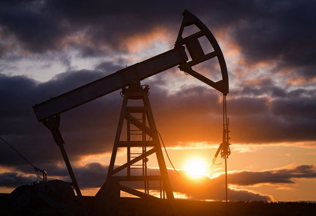 A view shows an oil pump jack outside Almetyevsk in the Republic of Tatarstan, Russia June 4, 2023. REUTERS/Alexander Manzyuk/ File Photo