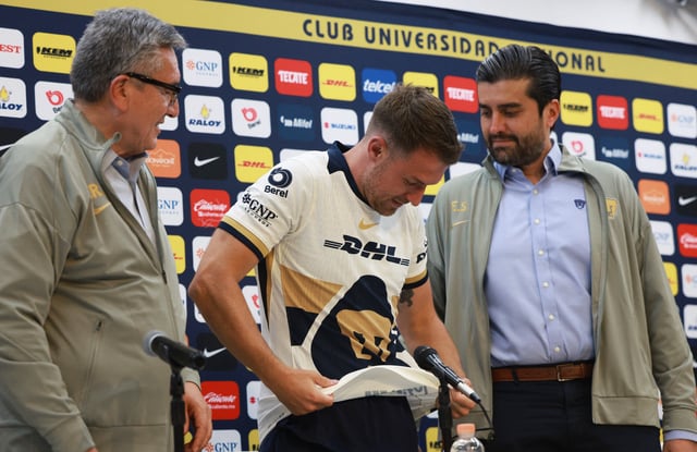 Soccer Football - Aaron Ramsey is presented as the new signing for Pumas UNAM - Pumas UNAM Training Center, Mexico City, Mexico - July 3, 2025 Aaron Ramsey tries on a Pumas UNAM shirt during the presentation REUTERS/Henry Romero