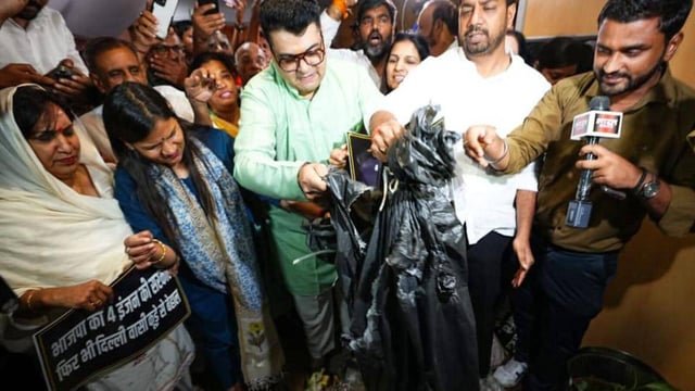 AAP councillors dumped garbage outside BJP Mayor’s office in protest against abysmal waste management crisis in Delhi’s Central Zone on Thursday. (HT PHOTO )
