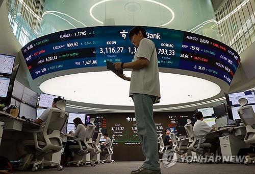 This photo shows a dealing room of Hana Bank in Seoul on July 3, 2025. (Yonhap)