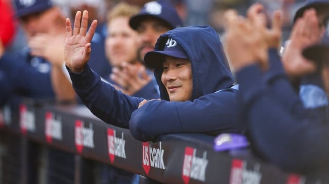 Apr 25, 2025; San Diego, California, USA; Tampa Bay Rays shortstop Ha Seong Kim (7) waves to the crowd after being recognized during the first inning against the San Diego Padres at Petco Park. Mandatory Credit: Chadd Cady-Imagn Images