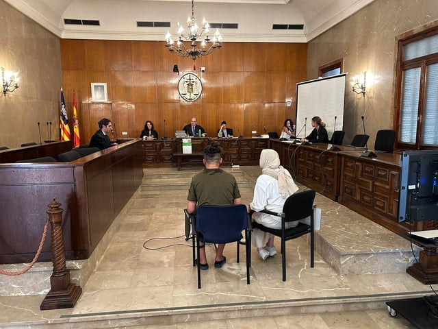 El acusado, asistido por una intérprete de árabe, ayer en la Audiencia de Palma.