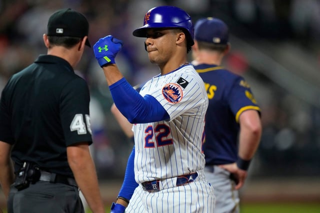 New York Mets&#39; Juan Soto (22) gestures to teammates after hitting an RBI single during the sixth inning of a baseball game against the Milwaukee Brewers Thursday, July 3, 2025, in New York. (AP Photo/Frank Franklin II)