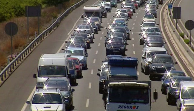 Retenciones de tráfico en una carretera valenciana, en una imagen de archivo.
