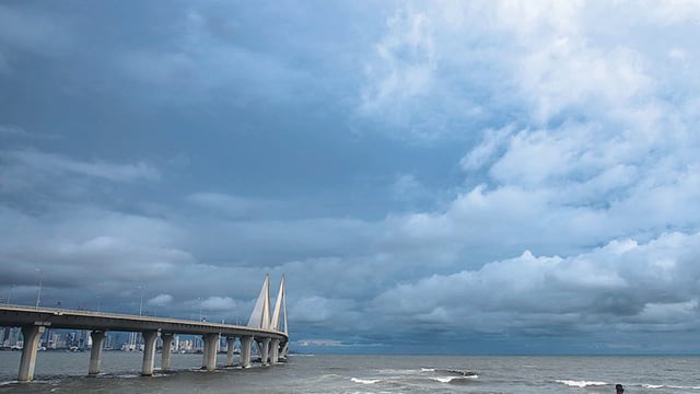 Mumbai, India - Jan. 14, 2014: People enjoy dramatic skyline at Bandstand, Bandra in Mumbai, India, on Tuesday, January 14, 2014. (Photo by Satish Bate/Hindustan Times) (Satish Bate/HT Photo)
