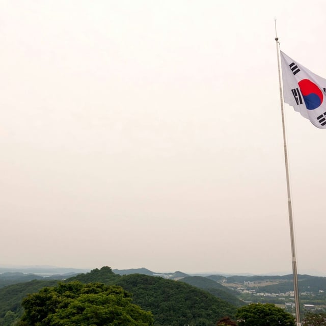 Eine südkoreanische Flagge weht im Wind auf einem südkoreanischen Observatorium in der südlichen demilitarisierten Zone, die die beiden Koreas trennt.
