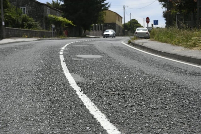Una carretera en mal estado en Silleda