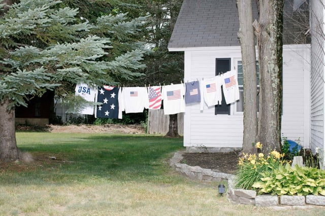 An einer Wäscheleine hängt Kleidung mit Amerika-Flagge